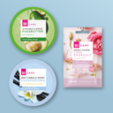 BI CARE Fußpflege: Fußbutter mit Avocado & Minze, Fußpeeling mit Vanille & Rosen-Salzbad auf blauem Hintergrund.